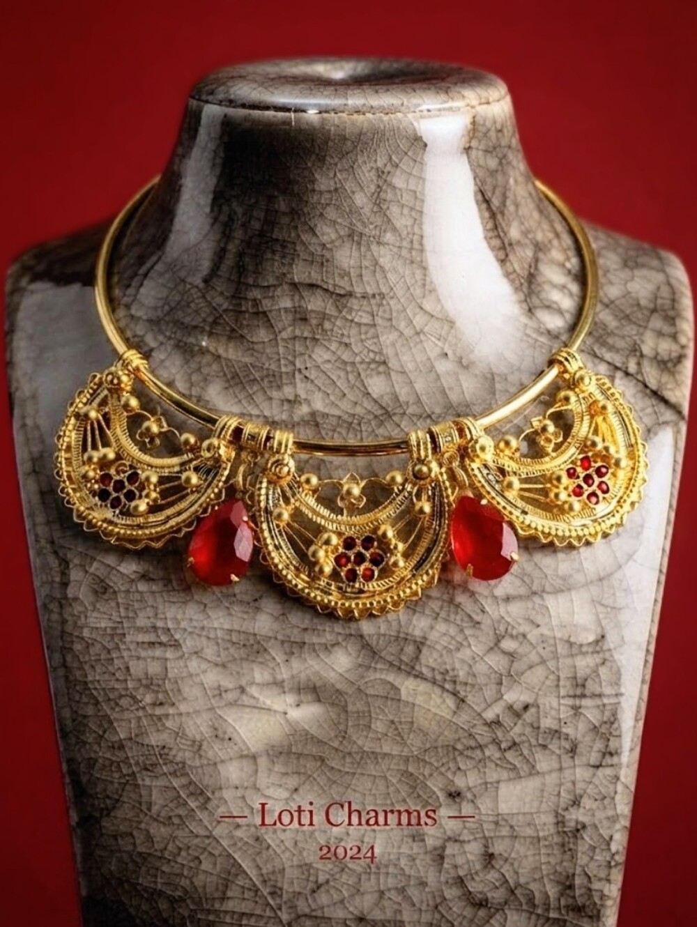 Red Renaissance Filligree Ornate Pendant Torque Necklace in Gold Plated